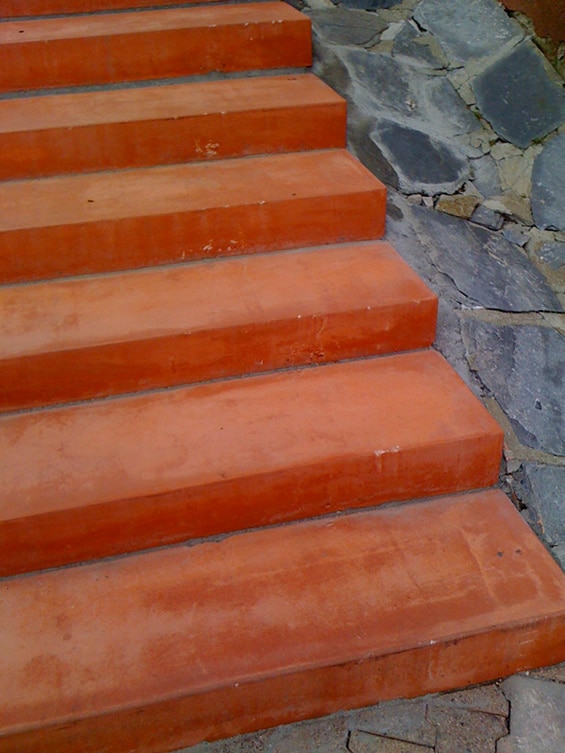 Escalier extérieur en béton coloré - Vue à la station de ski la Plagne