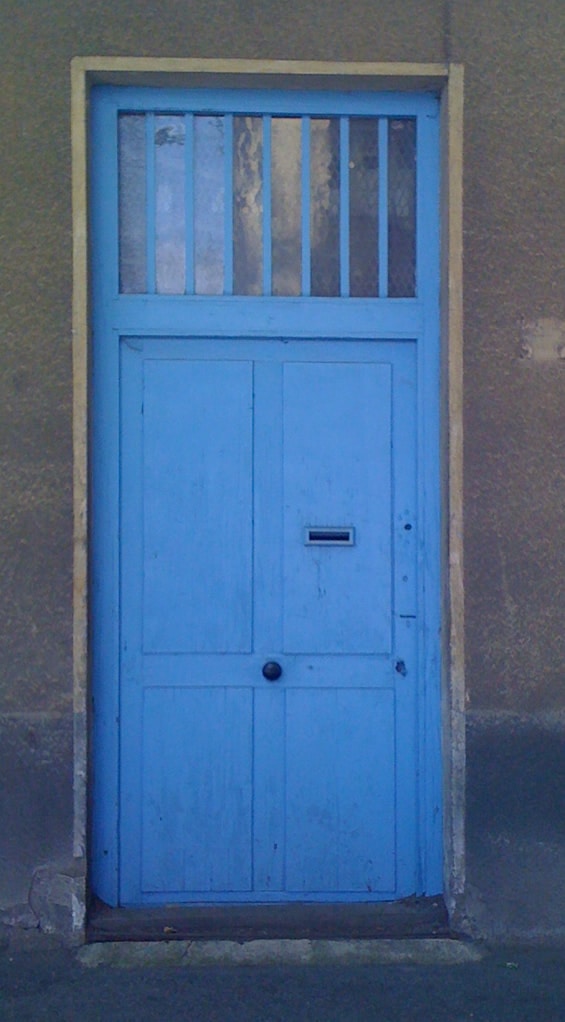 Porte d'entrée avec verrière industrielle en bord supérieur