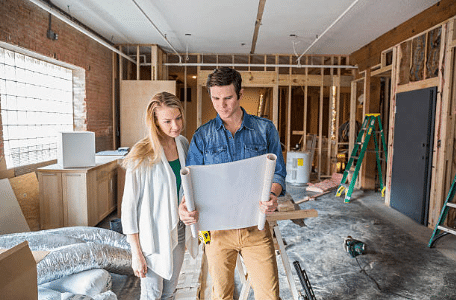 Couple regardant les plans de sa maison