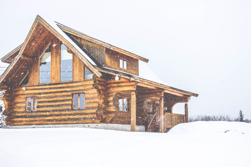 Un chalet en bois design sous la neige