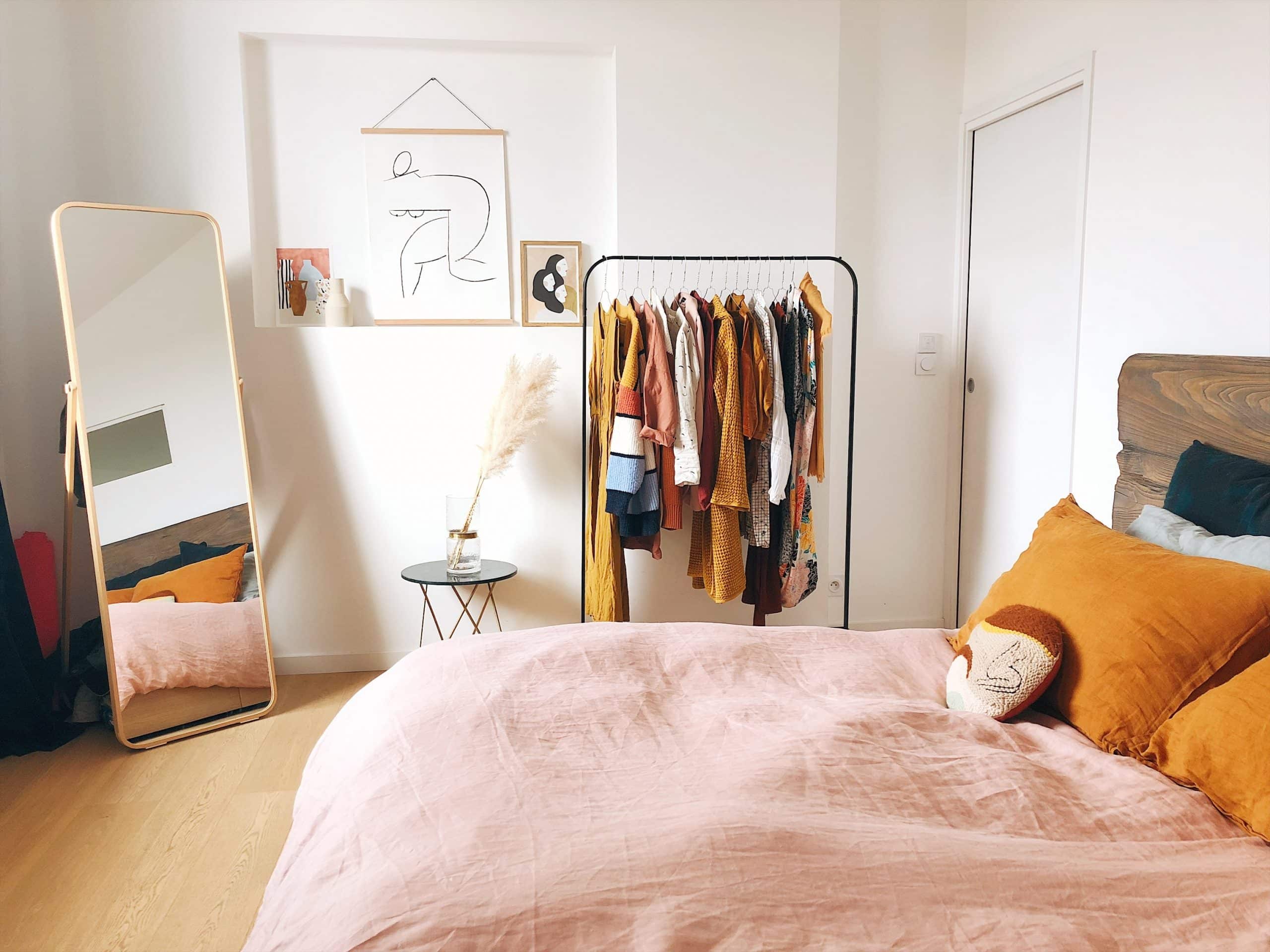 Chambre design au style minimaliste avec des murs blancs et du mobilier aux tons pastel