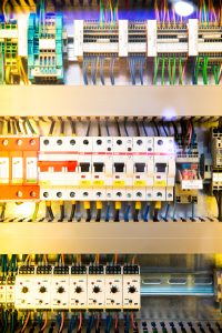 Compteur électrique coloré avec plein de connections électriques