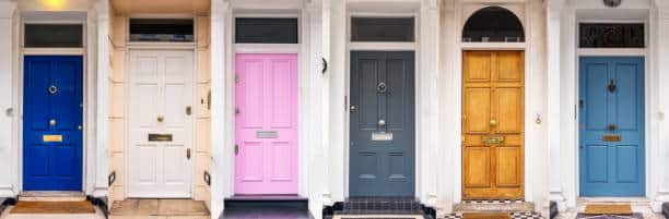 Portes d'entrées refaites colorées rue