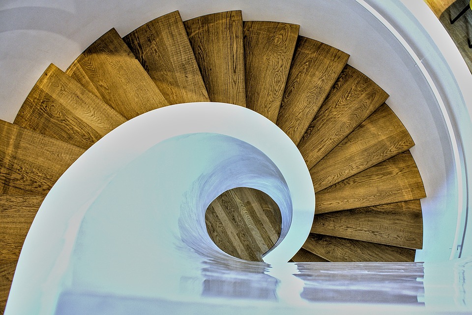 Vieil escalier en bois tournant