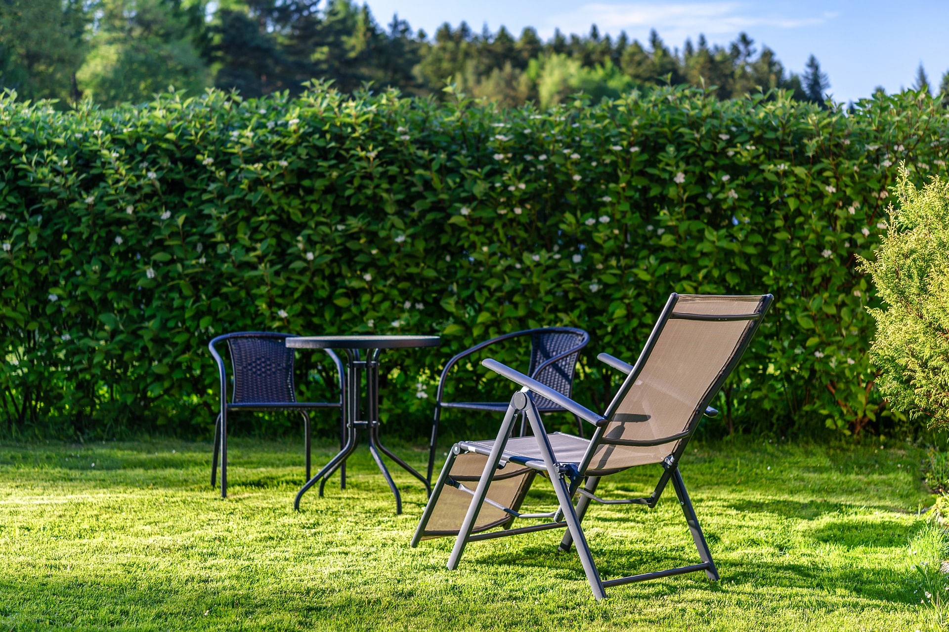 Chaises et table installées dans un jardin