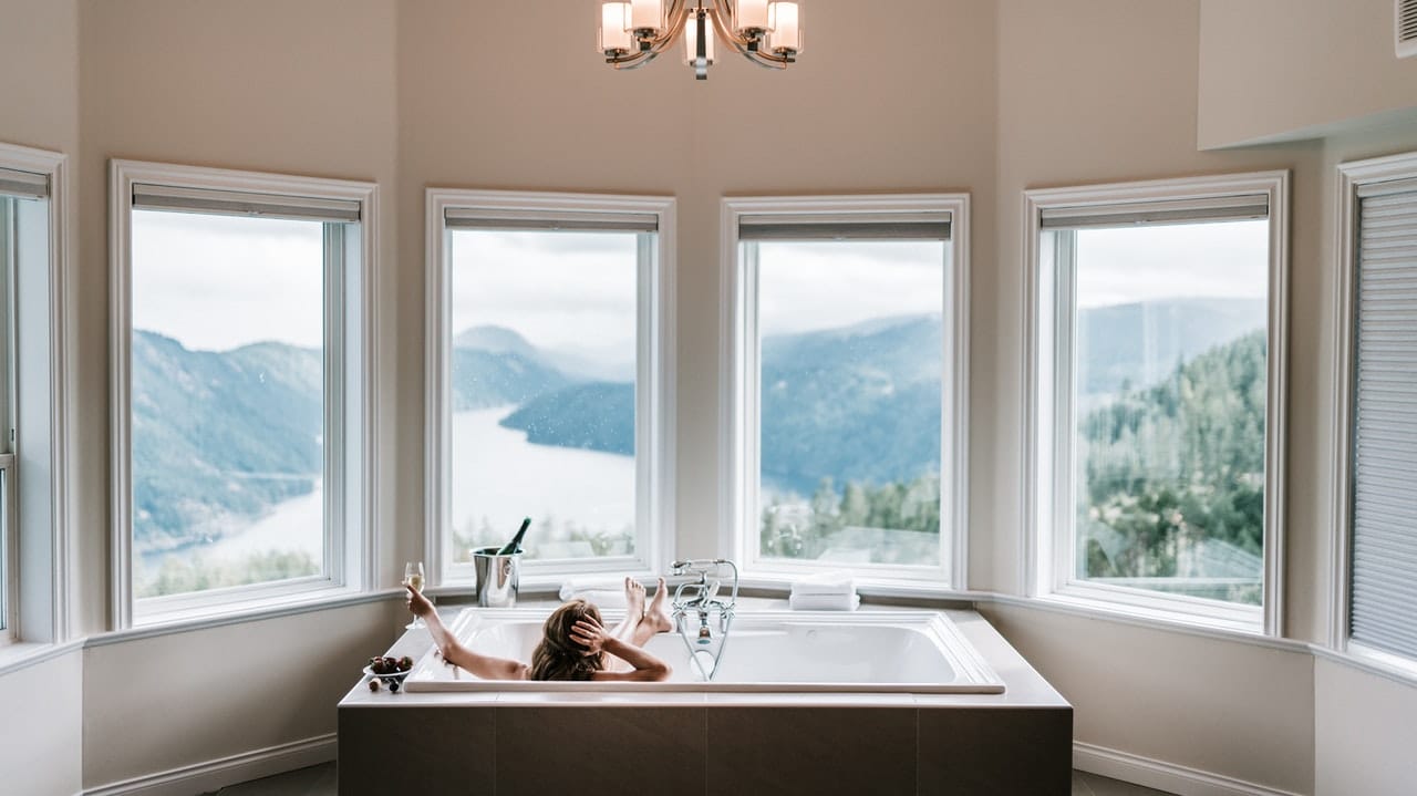 Femme dans une baignoire devant la fenêtre