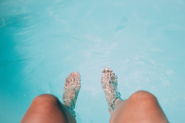 pied dans l'eau piscine balneo