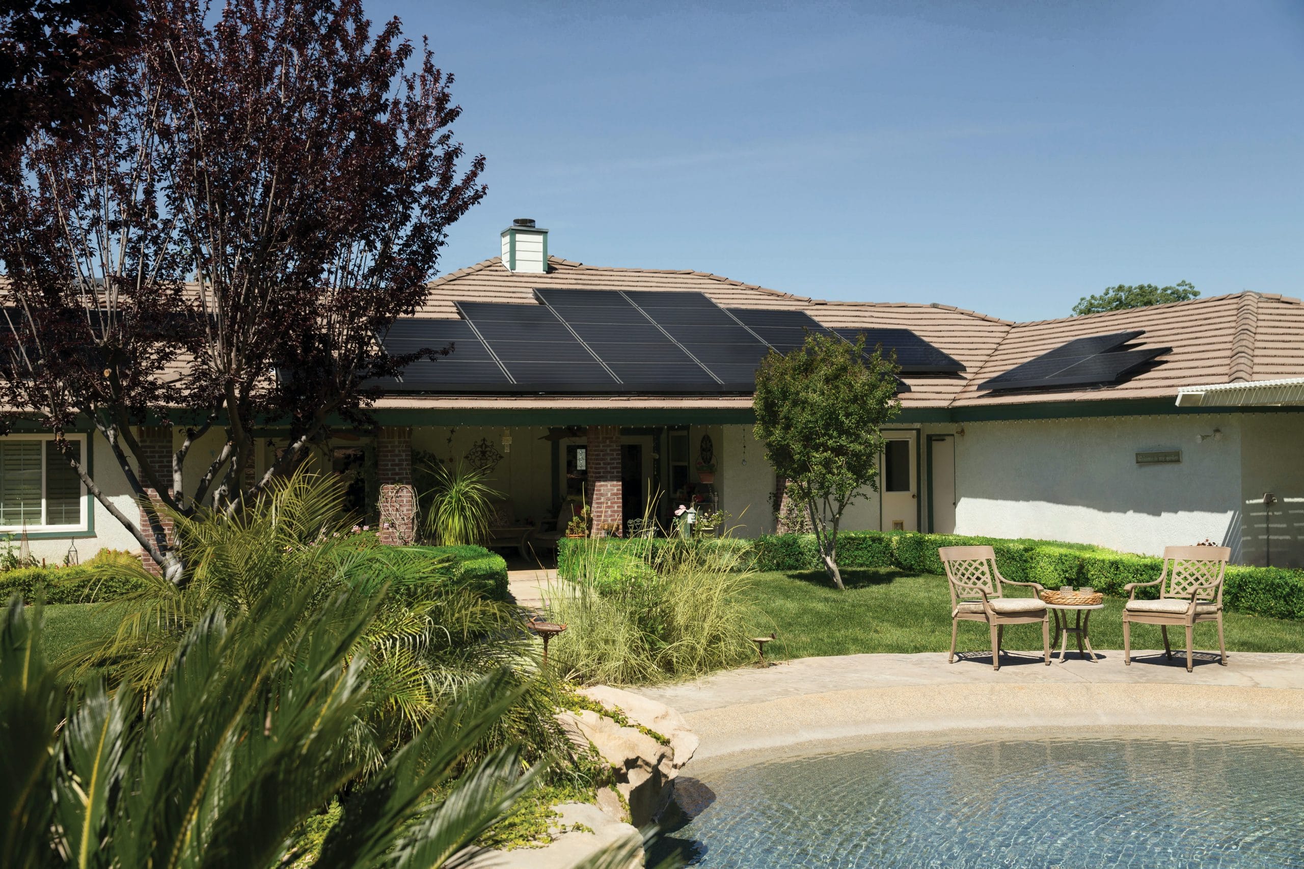 Maison individuelle équipée de panneaux solaires sur le toit