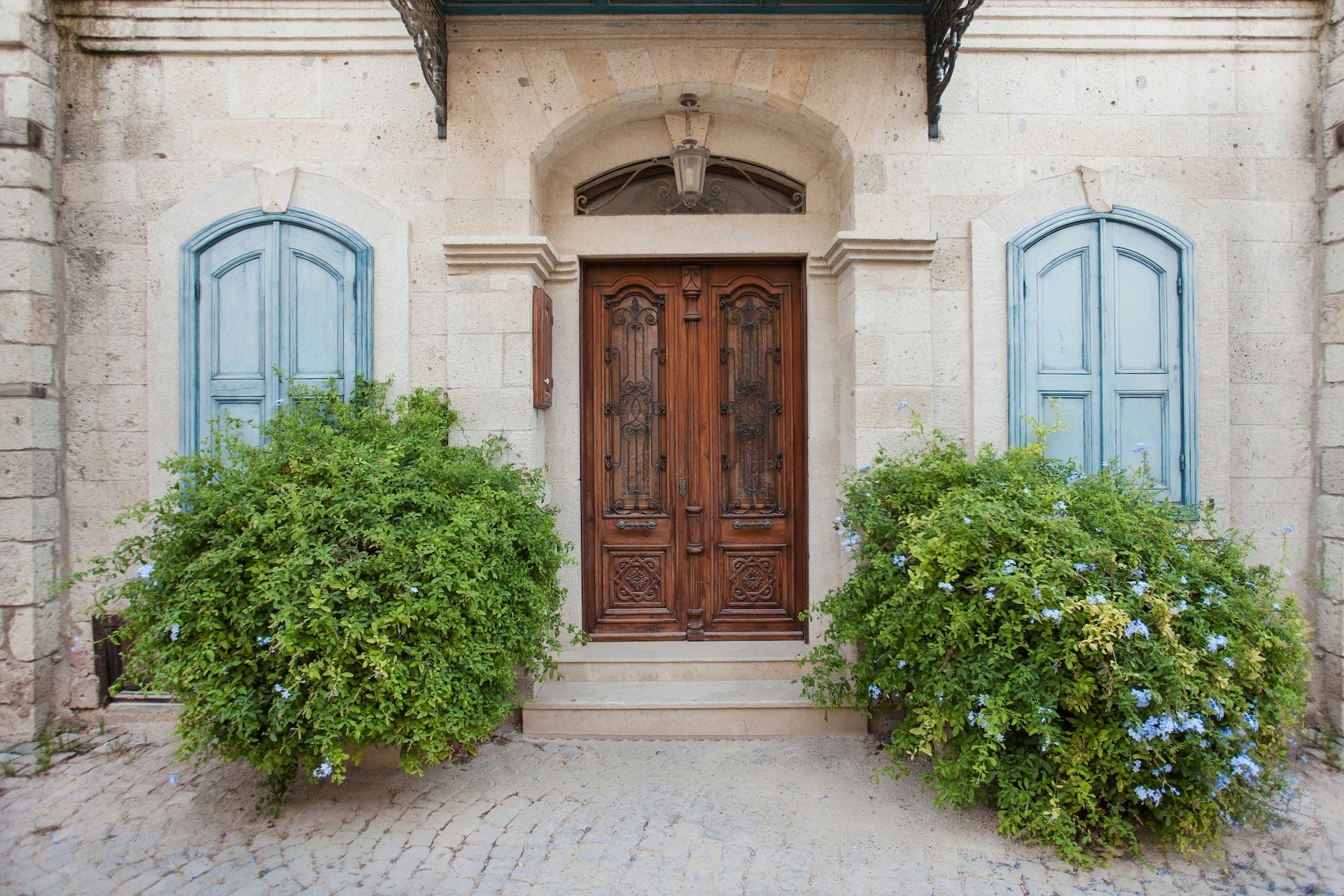 Comment isoler une vieille porte d'entrée en bois ?